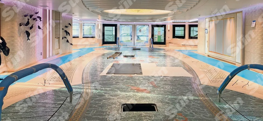 Басейни, вертолітні майданчики і позолота у туалеті: дивіться, як виглядають яхти Путіна